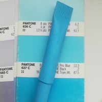 Бумажная ручка голубая
